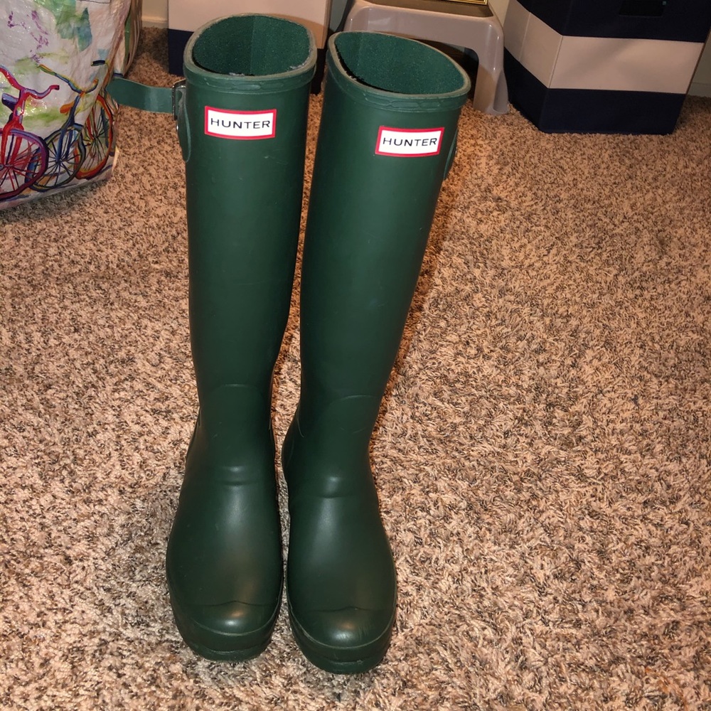 Army green matte Hunter boots (barely worn)